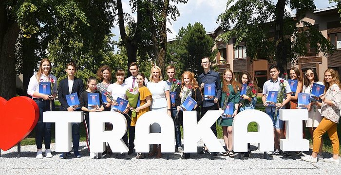 Apdovanoti geriausius egzaminų rezultatus pelnę abiturientai