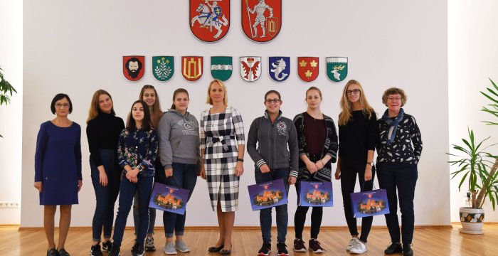Reinės moksleivės susipažįsta su Trakais ir Lietuva