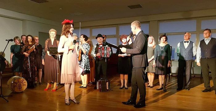 Ruduo retro stiliumi – kupinas romantiškos nuotaikos