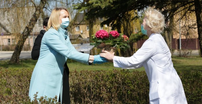 Rajono medikams menininkė Lilija Valatkienė dovanojo savo kūrybos darbus