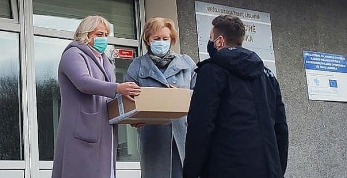 Trakų medikai gavo dovanų veido apsauginių skydų