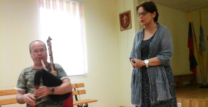 Tiltuose lankėsi etnomuzikologai iš Latvijos