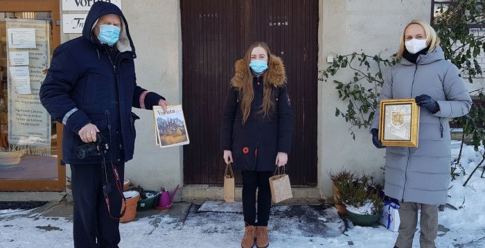 Įteikti reljefinės grafikos paveikslai su dedikacijomis nominuotiems verslininkams
