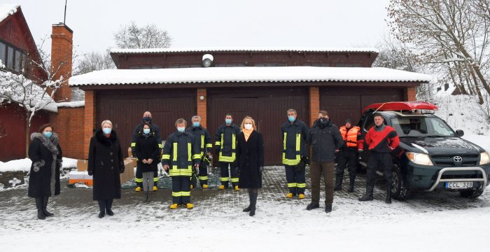 Rajono ugniagesiai įgijo naują įrangą ir aprangą