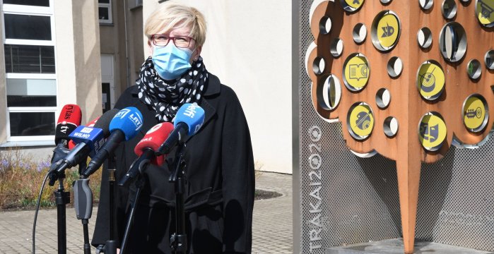 Ministrė Pirmininkė pagyrė pasiskiepijusius mokytojus ir palinkėjo imti pavyzdį abiturientams