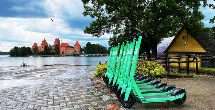 Elektriniai „Bolt“ paspirtukai rieda į kurortines vietas: į Trakus atvykę traukiniu paspirtukus...