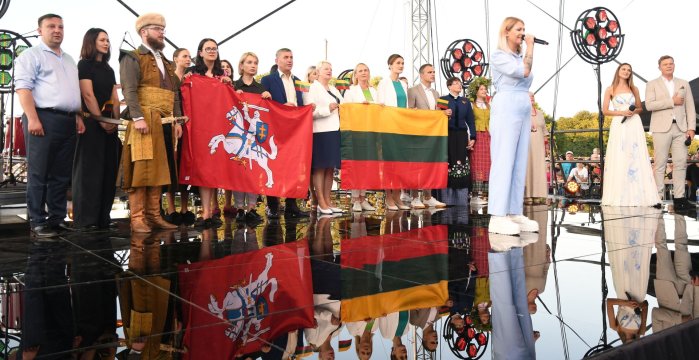 Tautiška giesmė nuskriejo Galvės ežero vilnimis