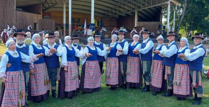Aukštadvario  „Navos“ šokėjai susuko suktinį  Dzūkijos regiono liaudies šokių festivalyje
