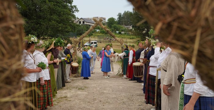 Sužibo Joninių šviesa Lentvaryje
