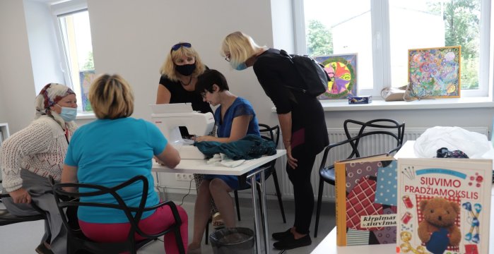 Reikia kažką susiūti? Užeikit į biblioteką!