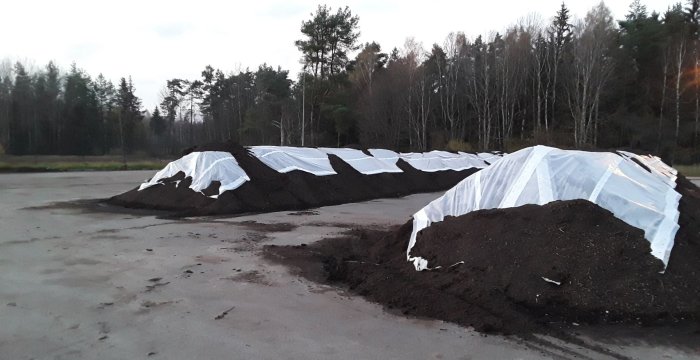 Žaliųjų atliekų surinkimo aikštelėje Lentvaryje parduodamas kokybiškas augalinės kilmės kompostas