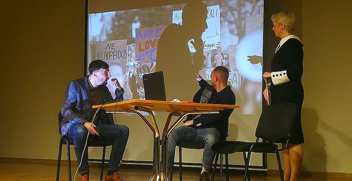 Kviečiame į nemokamą spektaklį „Tausoju, vadinasi, egzistuoju“