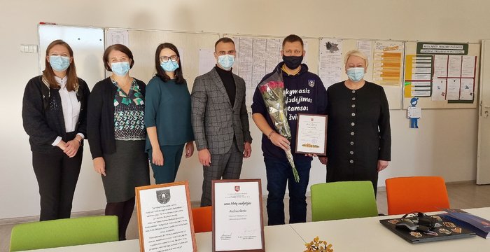 Pasveiktintas  Metų mokytojas A. Storta ir sporto atstovai 