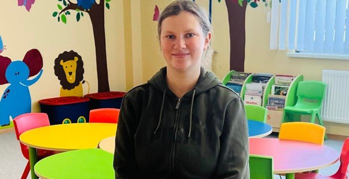 Kraštietė pristato savo išsiuvinėtus atvirukus Lietuvai