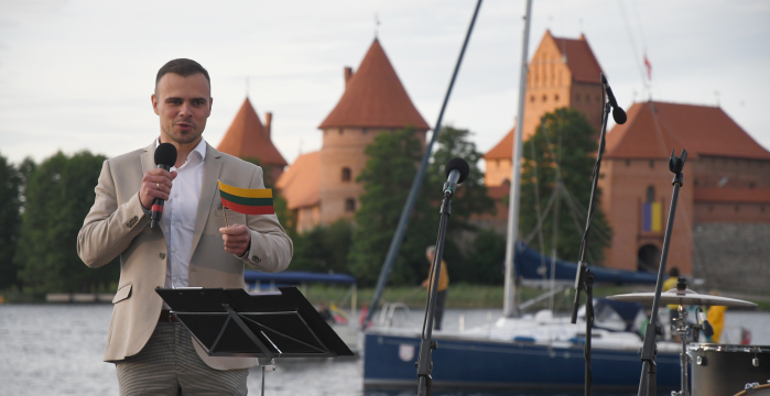 Tautiška giesmė skriejo Galvės ežero vilnimis