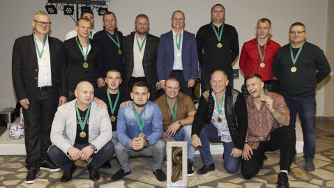 Apdovanotas Sekmadienio futbolo lygos A diviziono nugalėtoju tapęs futbolo klubas „Lentvaris“