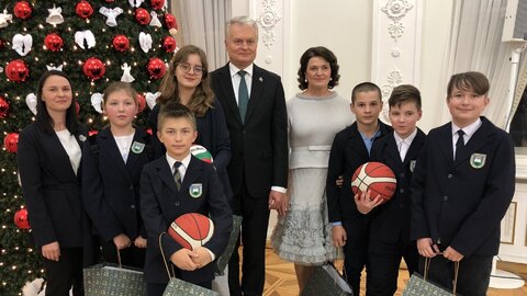 Lentvario Motiejaus Šimelionio gimnazijos mokiniai įžiebė Kalėdų eglę Prezidentūroje 