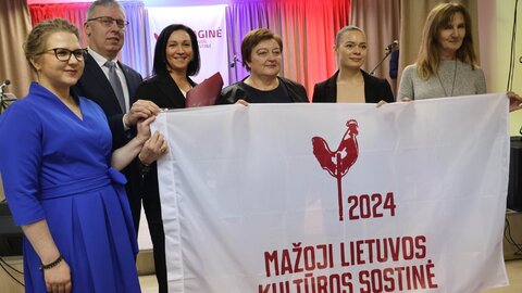 Onuškiui įteikta 2024 m. Lietuvos mažosios kultūros sostinės vėliava