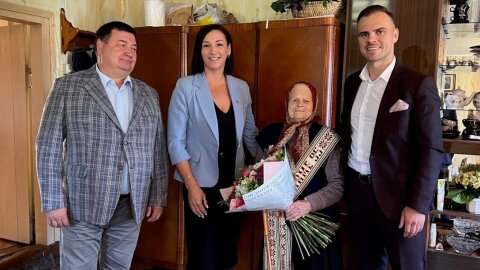 Pasveikinta vyriausia Vaikštenių kaimo gyventoja 