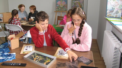 Tiltų bibliotekoje surengtos mėlynųjų šviesos paveikslų kūrimo dirbtuvės