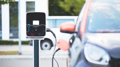 Pasitelkus ES paramą, įrengtos trys elektromobilių įkrovimo stotelės
