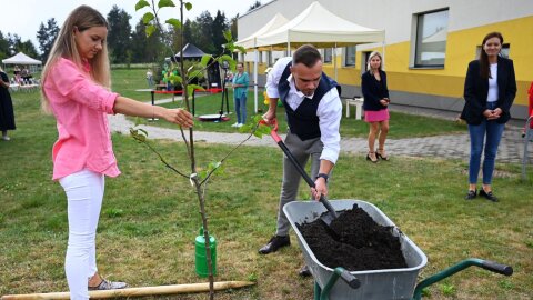 Trakų rajono paramos šeimai ir vaikams centro 10-mečiui – vaismedžių sodas
