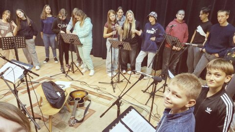 „Griciukas“ pristato 15 skambiausių dainų kartu su prodiuseriu Algirdu Drėma