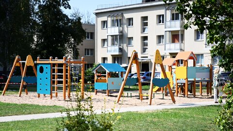 Seniūnijose tvarkomi daugiabučių namų kiemai ir keliai