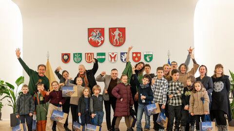 Savivaldybėje atidaryta „Patirčių slėnio“ mokyklos ugdytinių tapybos darbų paroda