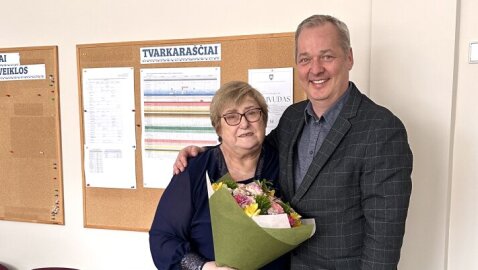 Už ilgametį darbą padėkota Lentvario Motiejaus Šimelionio gimnazijos mokytojai