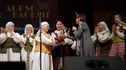 Trakų kultūros ir meno centro folkloro ansambliui „Radasta“ įteikta „Aukso paukštė“