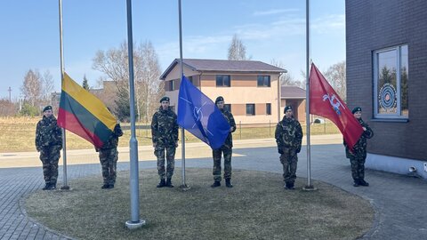 Trakų rajono miestuose iškilmingai iškeltos Lietuvos ir NATO vėliavos