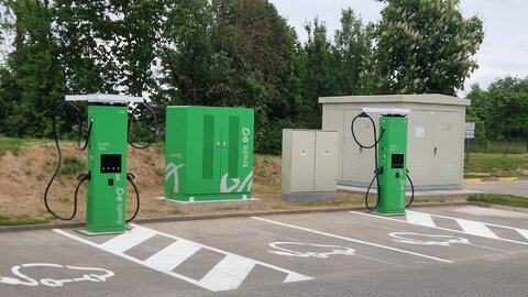 Trakuose – dvi naujos itin greito elektromobilių įkrovimo stotelės
