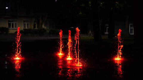 Trakų rajone fontanai ir pastatai nušvito raudona spalva