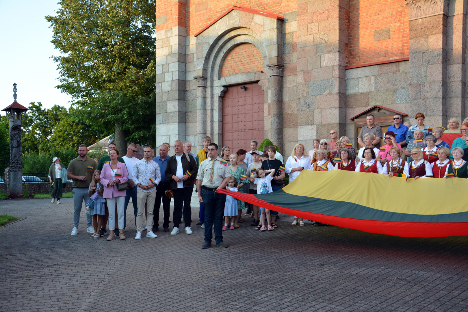 Liepos 6-ąją Lentvario bendruomenė susirinko prie Viešpaties Apreiškimo Švč. Mergelei Marijai bažnyčios paminėti Valstybės dieną. Kartu su gyventojais „Tautišką giesmę“ giedojo (iš kairės) tarybos nariai Vaidas Kurganas ir Vygandas Lenkauskas, mero patarėja Evelina Kislych-Šochienė, tarybos narys Darius Mechovskis, Trakų rajono savivaldybės meras Andrius Šatevičius, tarybos narys Vytas Rukšėnas, vicemeras Jonas Kietavičius.